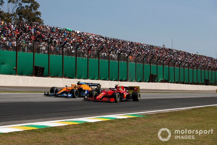 Lando Norris, McLaren MCL35M, lucha con Carlos Sainz Jr., Ferrari SF21