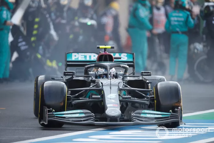 Valtteri Bottas, Mercedes W12, sale de pits