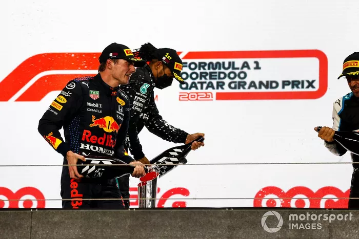Max Verstappen, Red Bull Racing, segundo, Lewis Hamilton, Mercedes, ganador y Fernando Alonso, Alpine F1, tercer clasificado en el podio del GP de Qatar