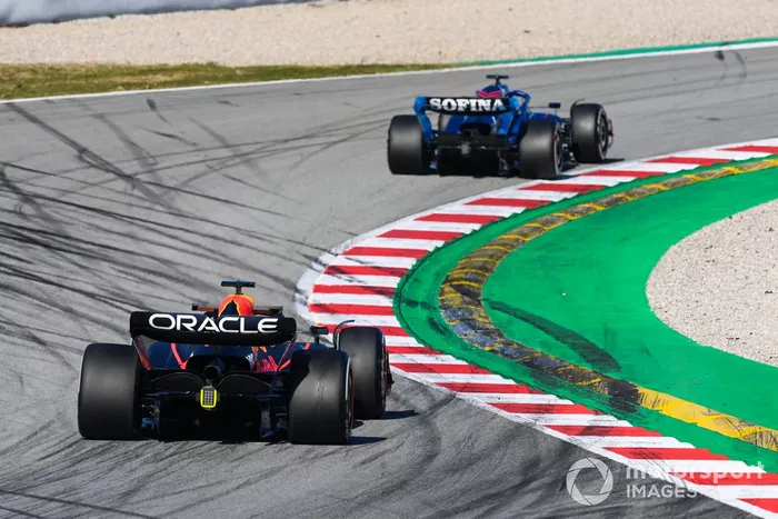 Nicholas Latifi, Williams FW44, Max Verstappen, Red Bull Racing RB18