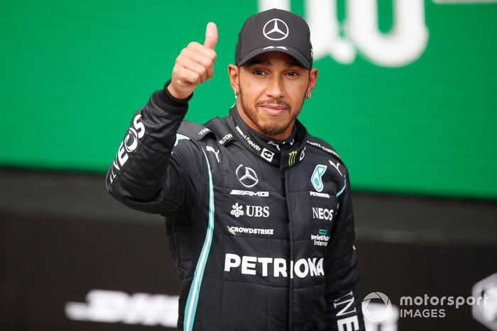 Ganador de la pole para la carrera Sprint, Lewis Hamilton, de Mercedes, da un espaldarazo a los aficionados