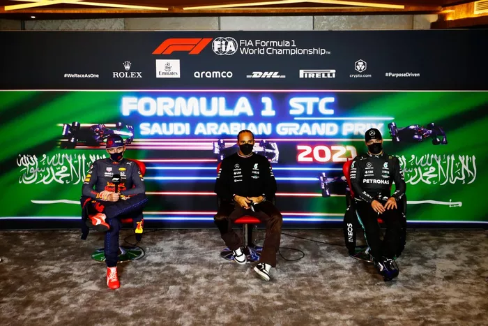 Max Verstappen, Red Bull Racing, 2ª posición, Lewis Hamilton, Mercedes, 1ª posición, y Valtteri Bottas, Mercedes, 3ª posición, en rueda de prensa 