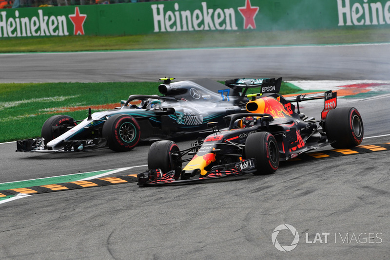 Verstappen Bottas ile mücadele ederken şikanı kesiyor