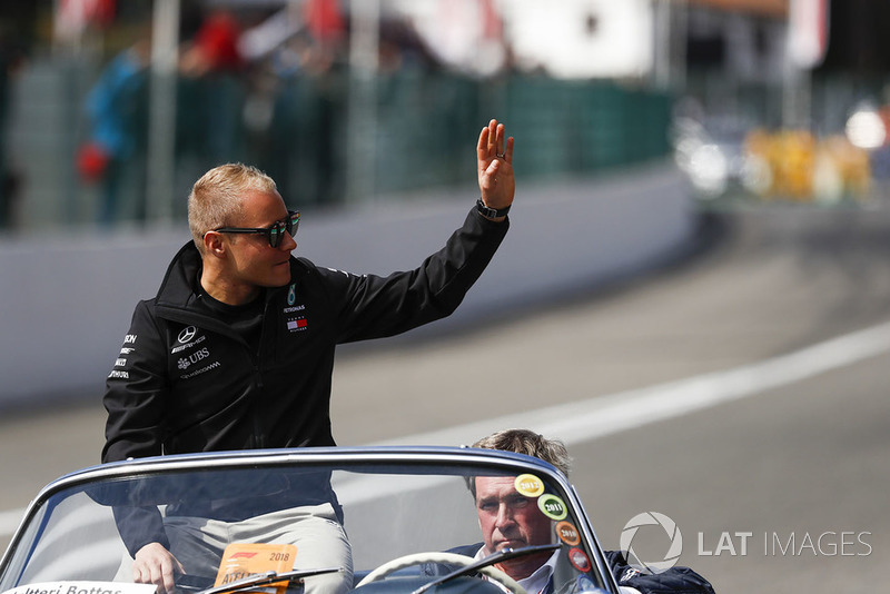 Valtteri Bottas, Mercedes AMG F1, waves from a Mercedes 300SL, on the drivers' parade