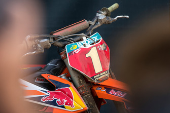 Gouden plaat op de motorfiets van Jeffrey Herlings, Red Bull KTM Factory Racing