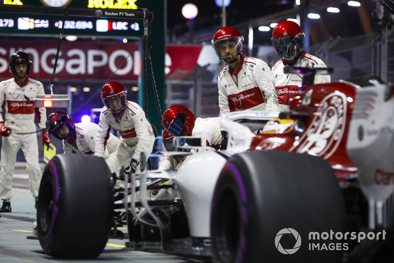 Marcus Ericsson, Sauber C37, comes in for a stop