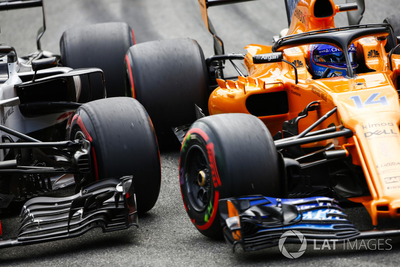 Kevin Magnussen, Haas F1 Team VF-18 lucha con Fernando Alonso, McLaren MCL33
