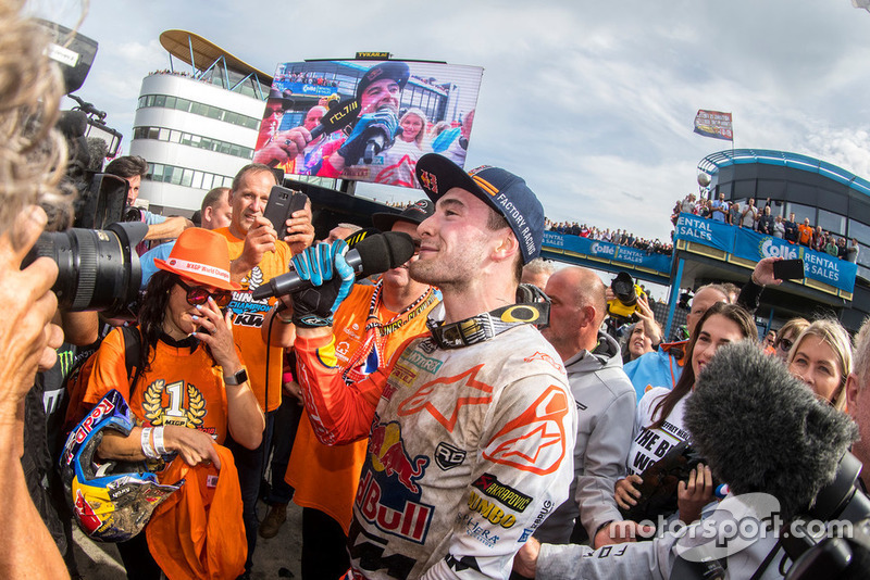 Herlings spreekt het publiek toe na het behalen van zijn wereldtitel.