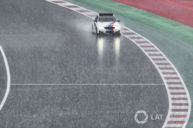 La Safety Car BMW vérifie la piste pendant l'averse