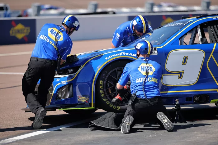 Chase Elliott, Hendrick Motorsports Chevrolet, crew