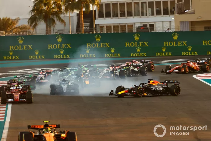 Lando Norris, McLaren MCL38, mientras Max Verstappen, Red Bull Racing RB20, hace un trompo tras un contacto en la salida.