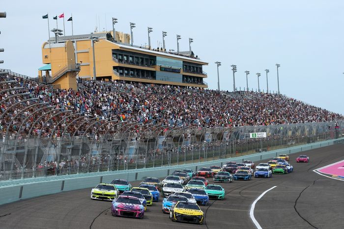 Alex Bowman, Hendrick Motorsports Chevrolet, Carson Hocevar, Spire Motorsports Chevrolet