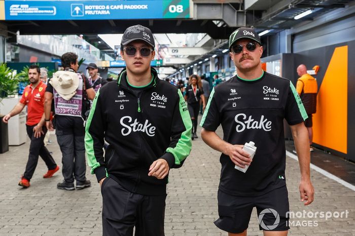Zhou Guanyu, Stake F1 Team KICK Sauber, Valtteri Bottas, Stake F1 Team KICK Sauber, en el paddock