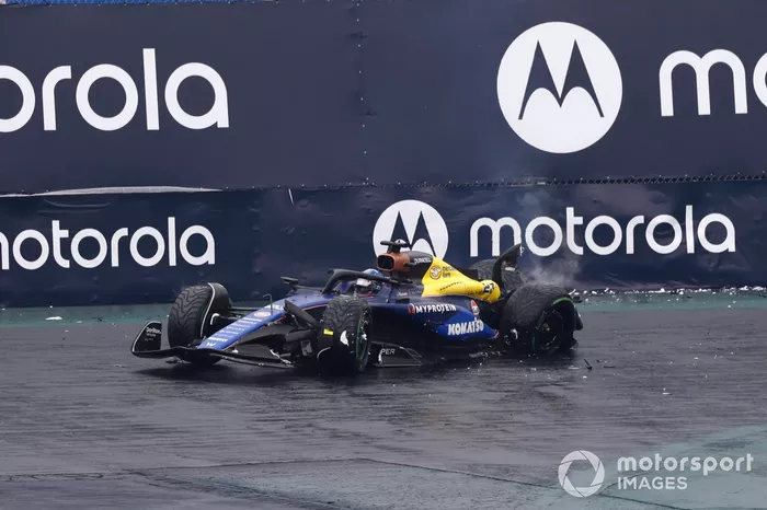 Alex Albon, Williams FW46, se baja del coche tras caerse en la calificación 