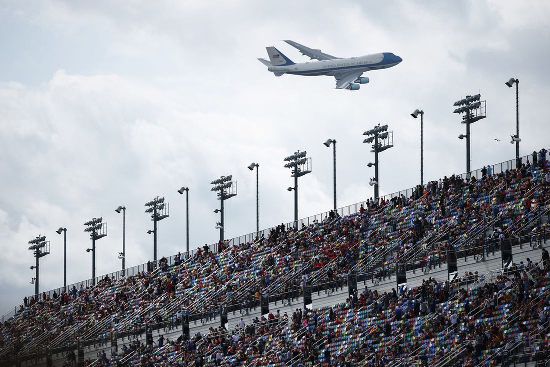 Air Force One widziany podczas wizyty prezydenta USA Donalda Trumpa na Daytona 500