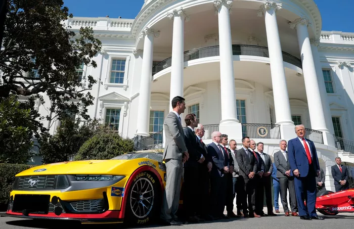 Amerikaanse president Donald Trump, Roger Penske, NASCAR-commissaris Steve Phelps en NASCAR-voorzitter Steve O'Donnell, Joey Logano, Ryan Blaney