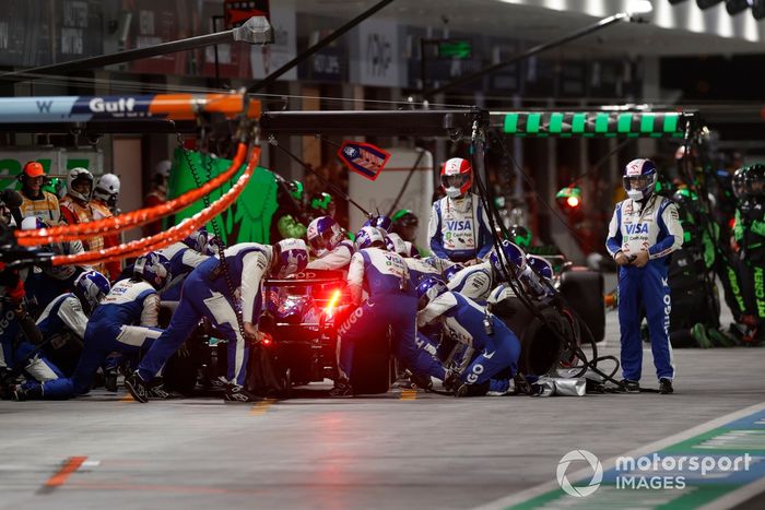 Liam Lawson, VCARB 01, hace una parada en boxes