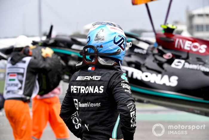 Valtteri Bottas, de Mercedes, se aleja de su coche dañado tras chocar en la salida