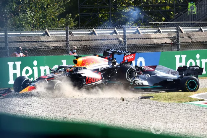 Max Verstappen, Red Bull Racing RB16B, y Lewis Hamilton, Mercedes W12, chocan mientras luchan por la posición