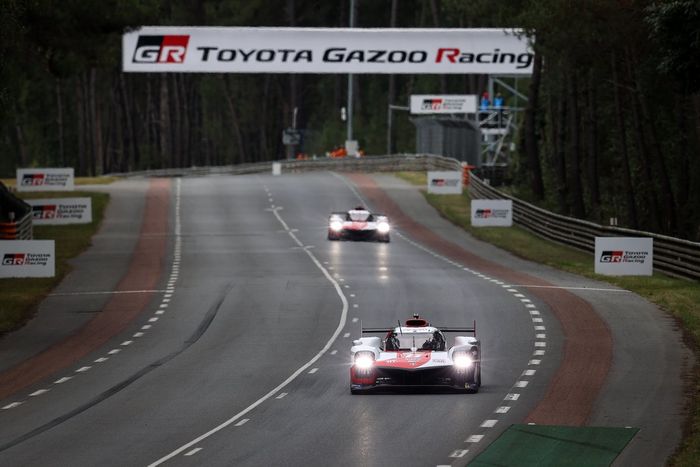 #8 Toyota Gazoo Racing Toyota GR010 - Hybrid Hypercar, Sébastien Buemi, Kazuki Nakajima, Brendon Hartley, #7 Toyota Gazoo Racing Toyota GR010 - Hybrid Hypercar, Mike Conway, Kamui Kobayashi, Jose Maria Lopez