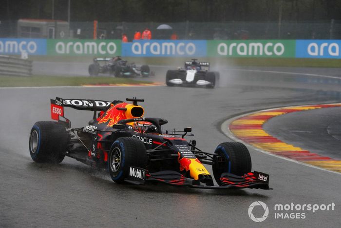 Max Verstappen, Red Bull Racing RB16B, George Russell, Williams FW43B, Lewis Hamilton, Mercedes W12