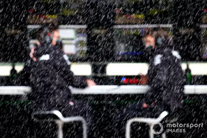 La lluvia cae detrás del muro de boxes de Mercedes