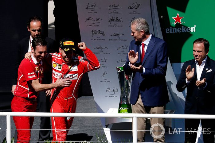 Podio: Ganador de la carrera Sebastian Vettel, Ferrari celebra conG. Vietina, Ferrari