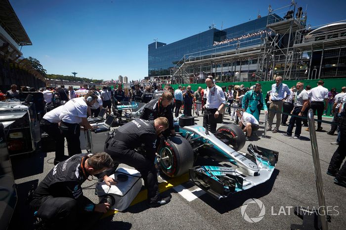 El equipo Mercedes prepara el coche de Valtteri Bottas, Mercedes AMG F1 W08