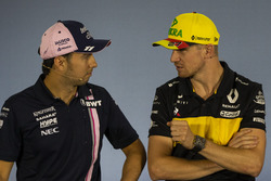 Sergio Perez, Force India y Nico Hulkenberg, Renault Sport F1 Team en la conferencia de prensa