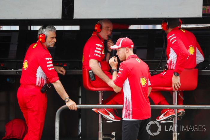 Sebastian Vettel, Ferrari, habla con Maurizio Arrivabene, Team Principal, Ferrari, y Jock Clear, Engineering Director, Ferrari tras su accidente