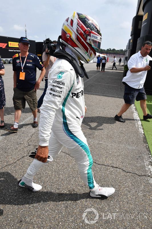 Lewis Hamilton, Mercedes-AMG F1 walks in after stopping on track