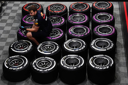 Red Bull Racing mekanikeri ve Pirelli lastikleri
