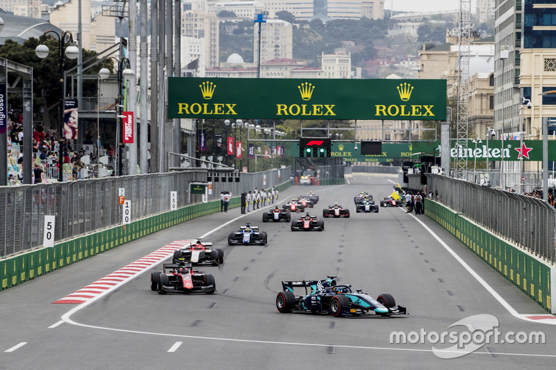 Alexander Albon, DAMS leads the field on the green flag lap