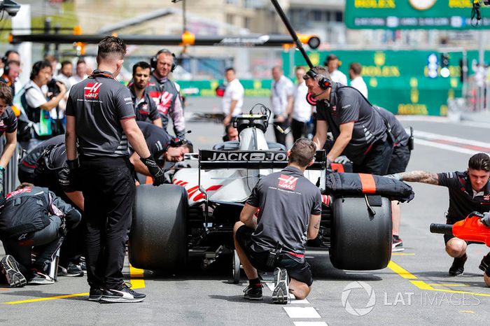 El equipo de Th Haas F1 en el pit lane con Kevin Magnussen, Haas F1 Team