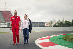 Maurizio Arrivabene, directeur de Ferrari, et Louis Camilleri, président de Philip Morris parcourent la piste à pied