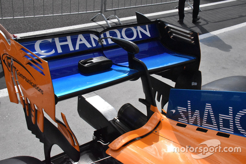 Detail sayap belakang McLaren MCL33