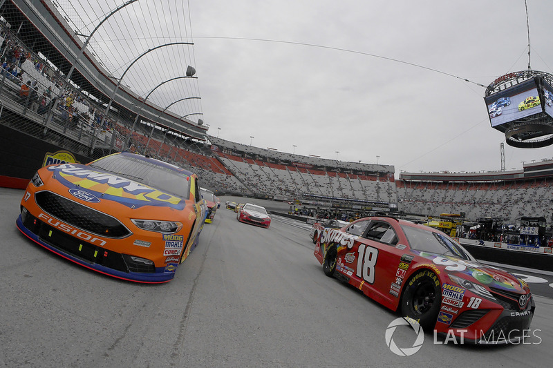 Kyle Busch, Joe Gibbs Racing, Toyota Camry Skittles, Ricky Stenhouse Jr., Roush Fenway Racing, Ford Fusion SunnyD