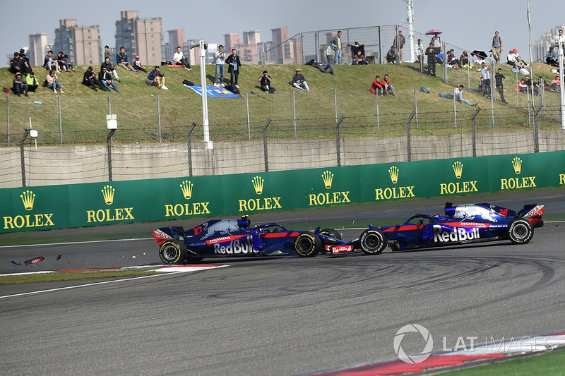 31 коло. Пілот Toro Rosso П’єр Гаслі атакує напарника Брендона Хартлі у шпильці і врізається у нього