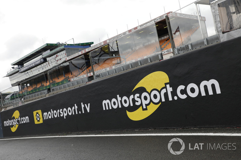 Logo Motorsport.com dan Motorsport.tv di Le Mans