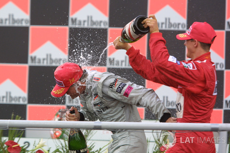 Podio: David Coulthard y Michael Schumacher