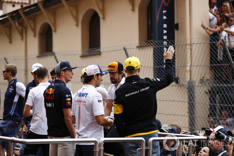 Nico Hulkenberg, Renault Sport F1 Team, salue les fans lors de la parade des pilotes, Sergio Perez, Force India, Max Verstappen, Red Bull Racing, Carlos Sainz Jr., Renault Sport F1 Team, Fernando Alonso, McLaren, Lance Stroll, Williams Racing, Stoffel Vand