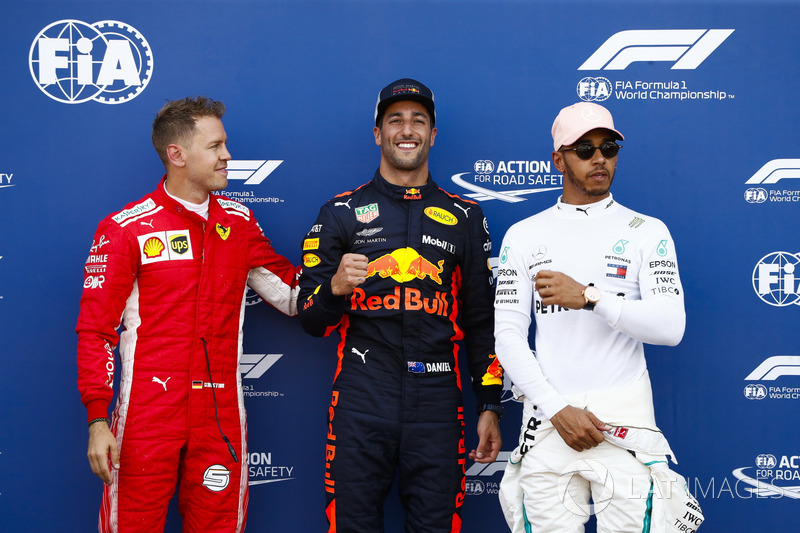 Daniel Ricciardo, Red Bull Racing, festeggia la pole position tra Sebastian Vettel, Ferrari, e Lewis Hamilton, Mercedes AMG F1