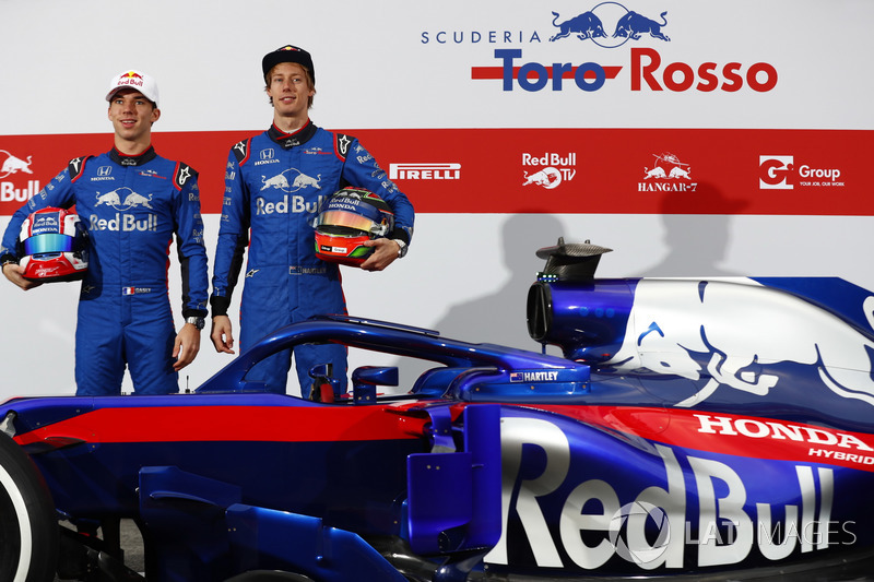 Гонщики Scuderia Toro Rosso Пьер Гасли и Брендон Хартли, автомобиль STR13