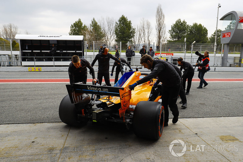 Fernando Alonso, McLaren MCL33, garaja dönüyor