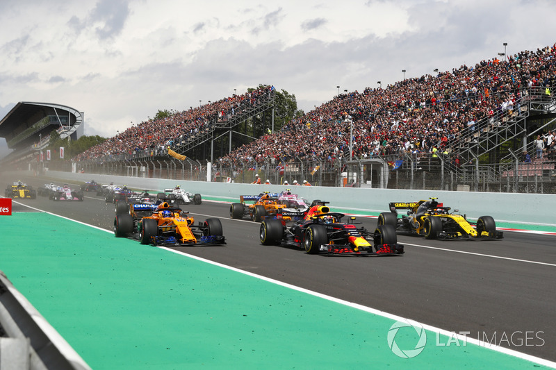 Max Verstappen, Red Bull Racing RB14, Fernando Alonso, McLaren MCL33 and Carlos Sainz Jr., Renault Sport F1 Team R.S. 18