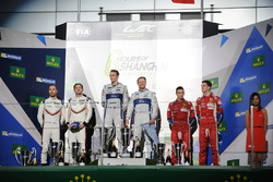 Подиум в GT Pro: победители Энди Приоль и Харри Тинкнелл, Ford Chip Ganassi Team UK