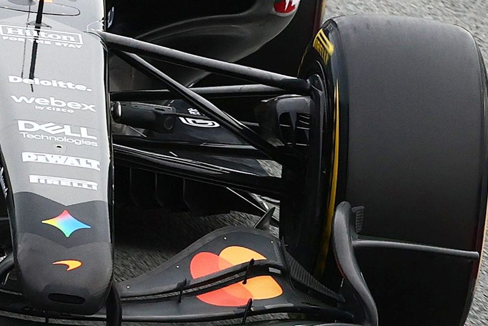 McLaren MCL40'ın pushrod ön süspansiyonu ve anti-dive özelliği McLaren MCL40'ın pushrod ön süspansiyonu ve anti-dive özelliği