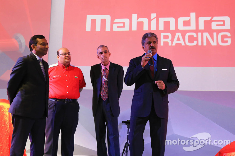 Anand Mahindra Mahindra Group presidente, Pawan Goenka Mahindra y Mahindra el Director Ejecutivo, Ru