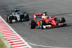 Kimi Räikkönen, Ferrari SF16-H vor Nico Rosberg, Mercedes AMG F1 W07 Hybrid