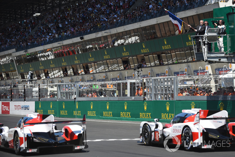 Chase Carey, FOM CEO waves the French flag to give the start of the race